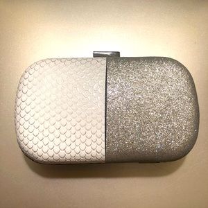 💥Unique White & Silver two tone clutch - NWOT